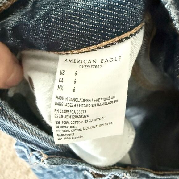 American Eagle 90s Boyfriend Shorts in Raw Hem Distressed Medium Wash - Size 6 - Picture 5 of 6